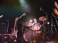 中島雄士（Dr）（撮影：小財美香子）