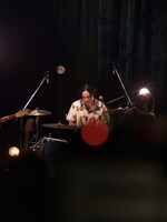 中島雄士（Dr）（撮影：小財美香子）