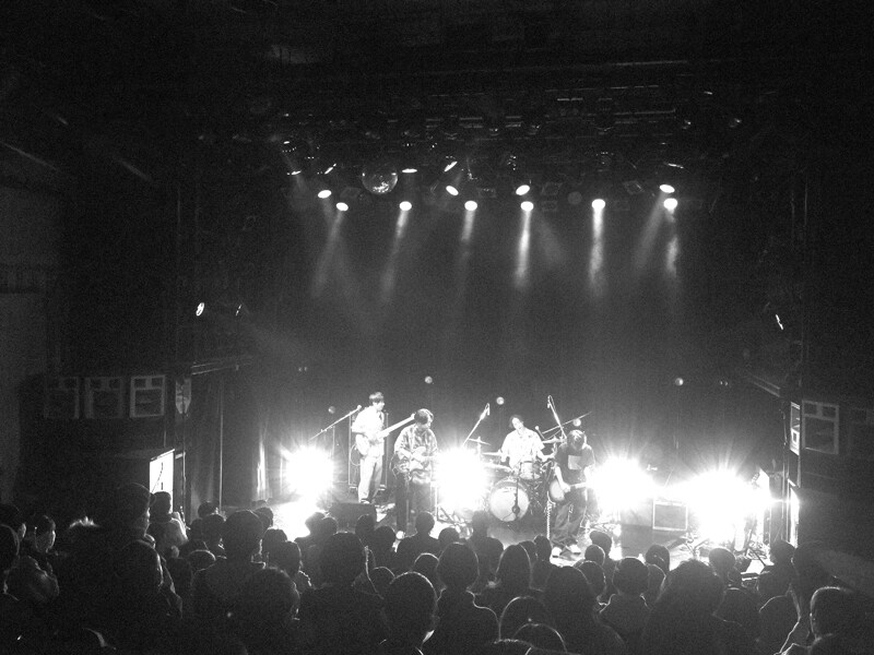 グソクムズがレコ発ワンマンをWWWで開催、観客とともにした“陽気な休日”