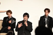 「今の気持ちは、うれしいです」と手話で伝える目黒蓮と彼を見つめる向井康二、阿部亮平。