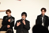 「今の気持ちは、うれしいです」と手話で伝える目黒蓮と彼を見つめる向井康二、阿部亮平。