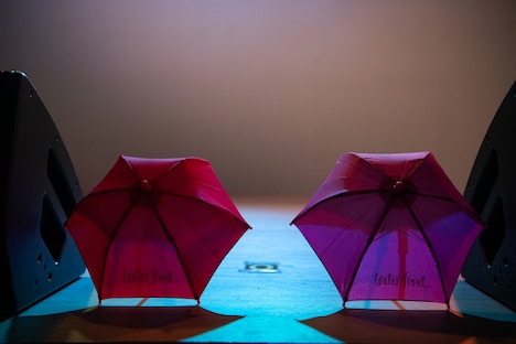 ステージに置かれたトレードマークの傘。