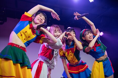 「世界とLOVE」でコラボするばっぷると平野友理。