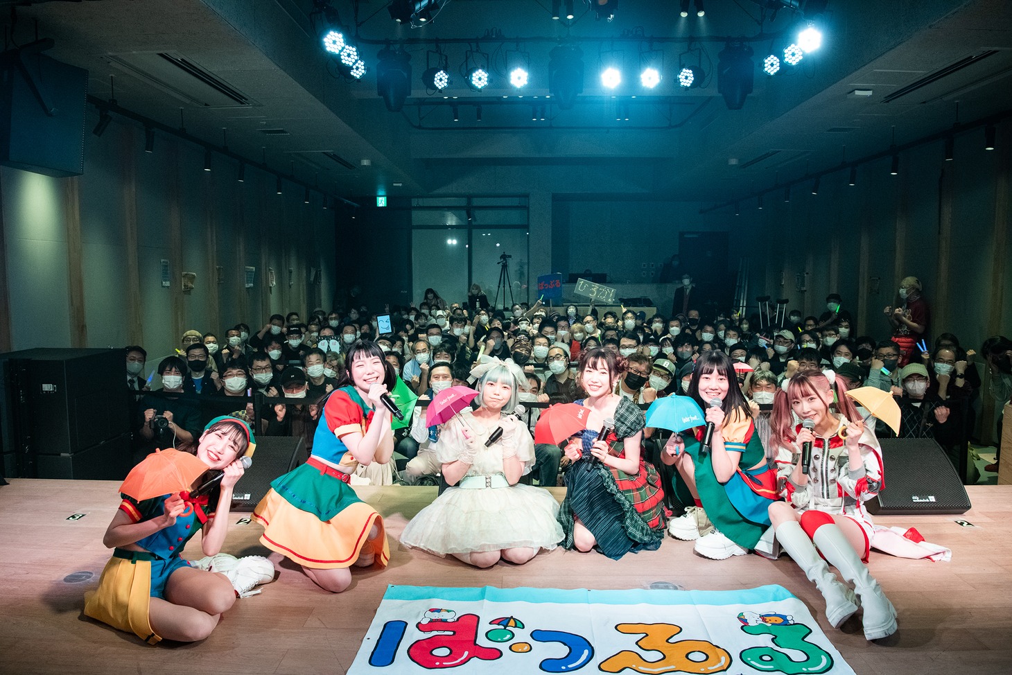 ばっぷる2ndワンマンライブ「ピース フォーエバー」の集合写真。