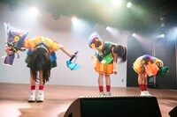 観客に向かって一礼するばっぷる。