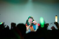 「理系メガネの君へ」と歌うひろかに向けて、ヲタっぷるがメガネをアピールした場面。