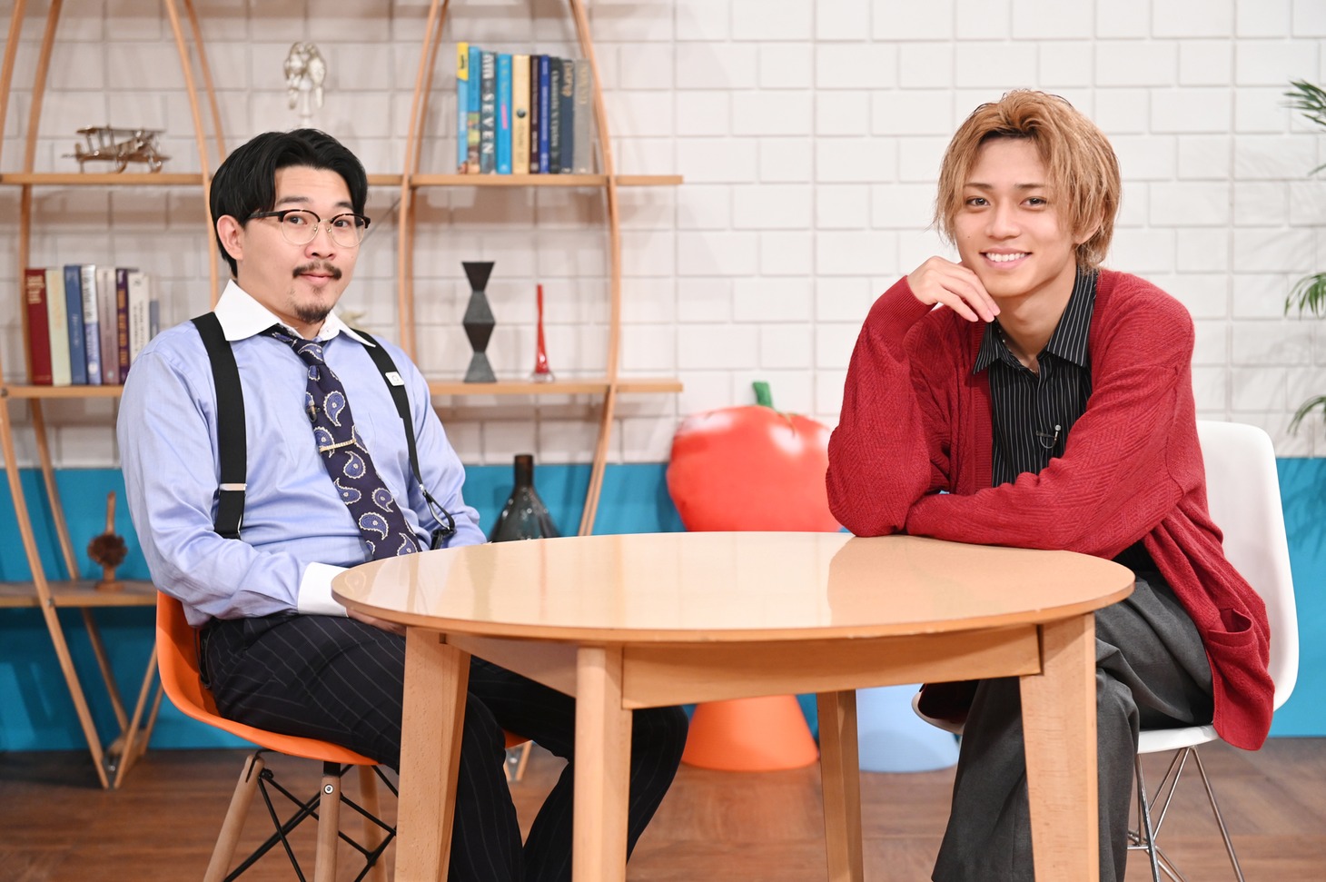 左から伊藤俊介（オズワルド）、永瀬廉（King & Prince）。(c)NHK