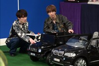 左から深澤辰哉（Snow Man）、藤原丈一郎（なにわ男子）。(c)TBS