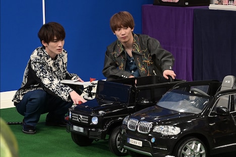 左から深澤辰哉（Snow Man）、藤原丈一郎（なにわ男子）。(c)TBS