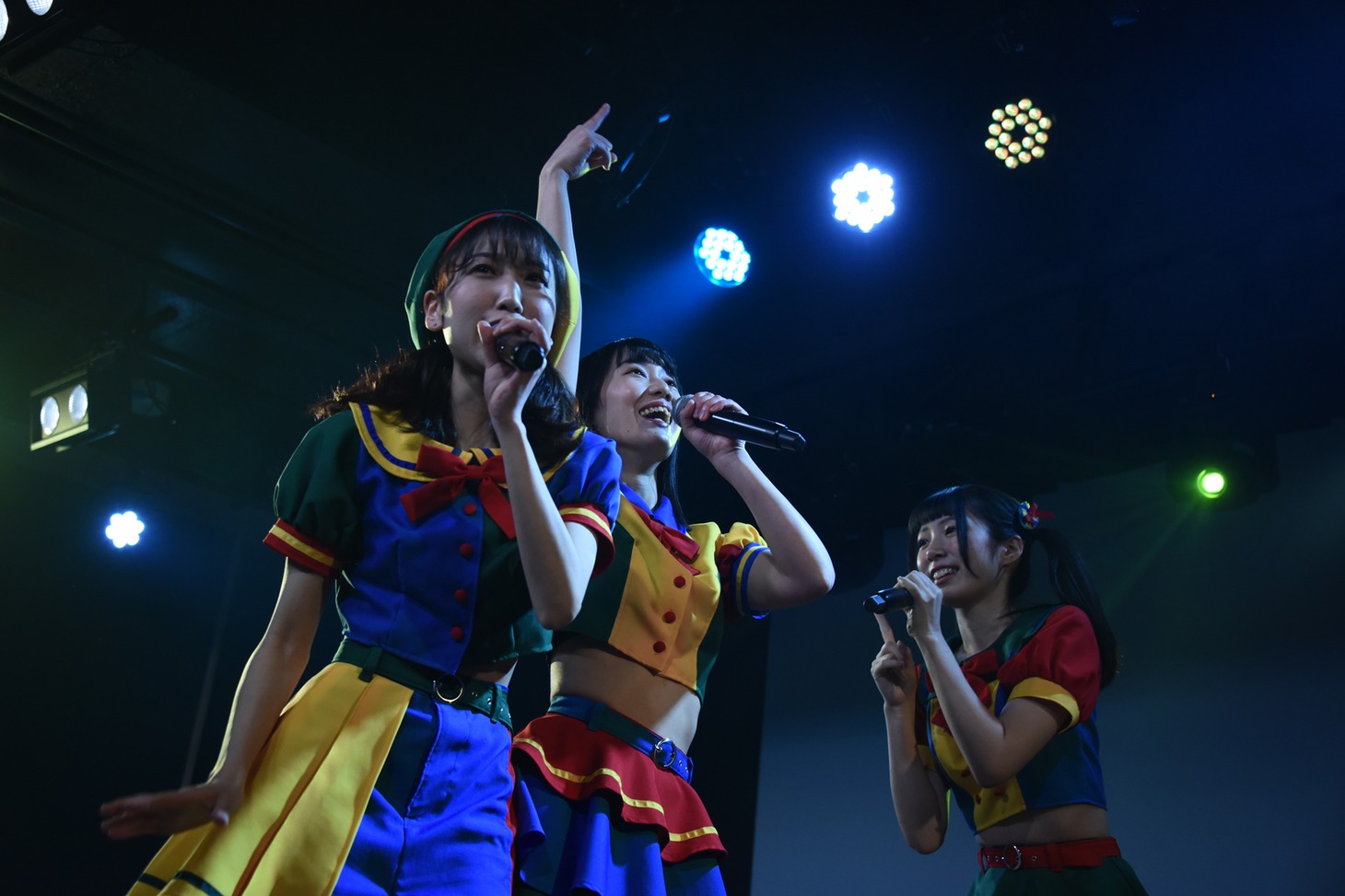 新曲「ひーこらシャバダバ」を披露するばっぷる。
