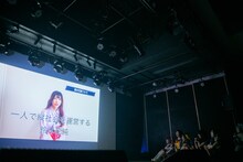 SAWAのサプライズ映像を観る出演者。