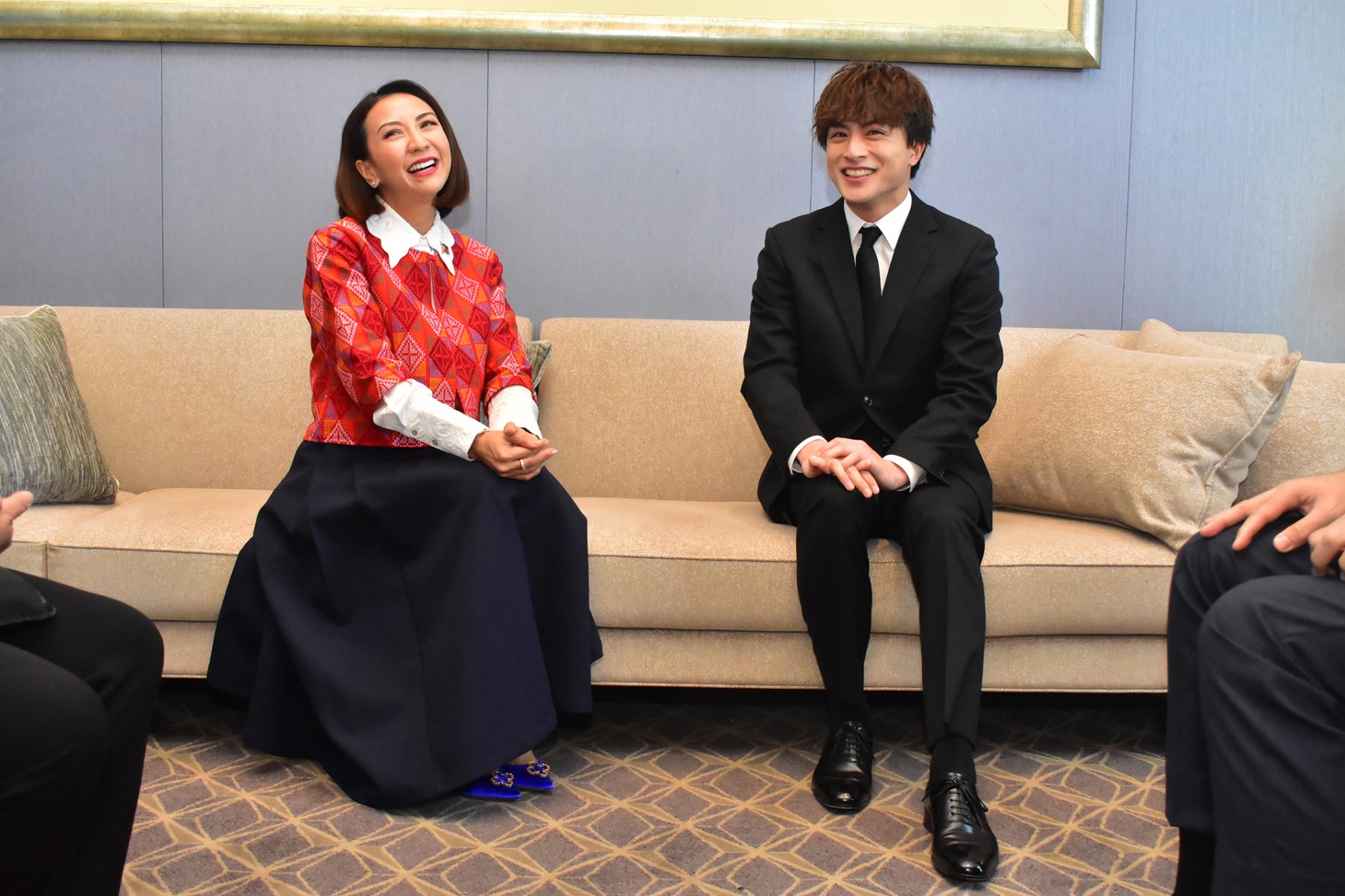 左からフラスコ観光大臣、白濱亜嵐。