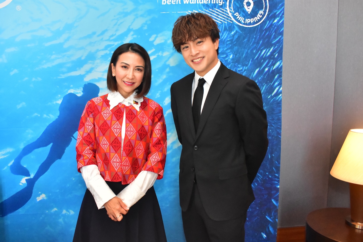 左からフラスコ観光大臣、白濱亜嵐。