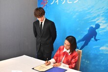 左から白濱亜嵐、フラスコ観光大臣。