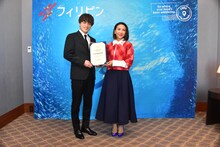 左から白濱亜嵐、フラスコ観光大臣。