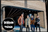 「TOP BEAT CLUB」の前に立つTHE NEATBEATS。