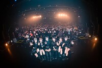 客席をバックに記念撮影するINUWASI。