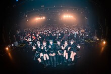 客席をバックに記念撮影するINUWASI。