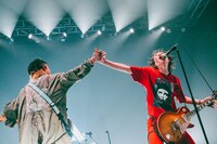 ハルカミライの須藤俊（B, Cho）、関大地（G, Cho）。（Photo by SHOTARO.）