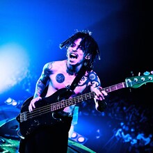 上ちゃん（4弦 / マキシマム ザ ホルモン）（撮影：浜野カズシ）