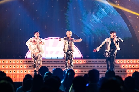 「Login」のパフォーマンスの様子。（Photo by Yuto Ishikawa）