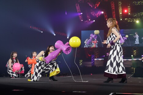 巨大けん玉を扱う玉井詩織と高城れに。（撮影：笹森健一）