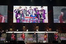 三宅裕司とももいろクローバーZ。（撮影：笹森健一）