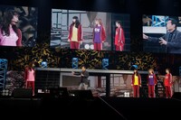 オリジナルコントを披露する三宅裕司とももいろクローバーZ。（撮影：笹森健一）