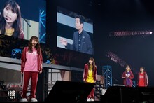 オリジナルコントを披露する三宅裕司とももいろクローバーZ。（撮影：笹森健一）