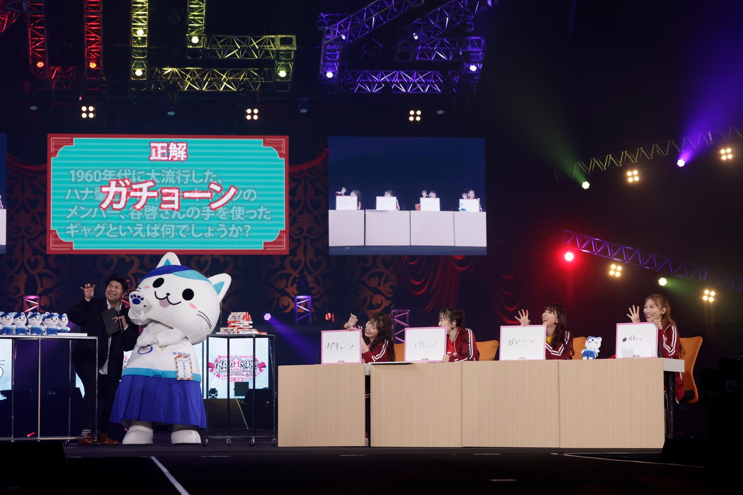 太田胃にゃんとももいろクローバーZ。（撮影：笹森健一）