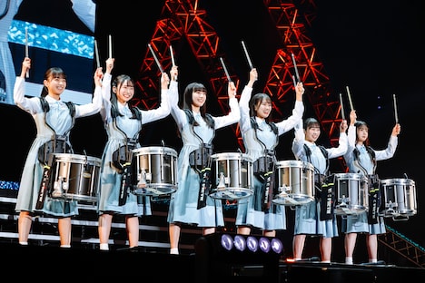 左から平尾帆夏、藤嶌果歩、小西夏菜実、清水理央、石塚瑶季、竹内希来里。（撮影：上山陽介）