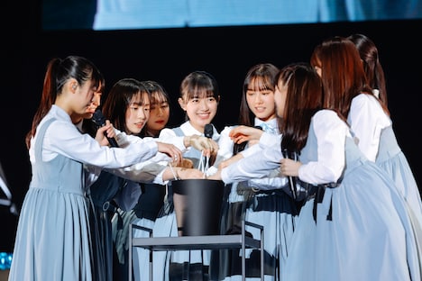 「いきなり即興劇」のペアを決める日向坂46四期生。（撮影：上山陽介）