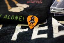 永見が真鍋吉明（G）からもらったピック。