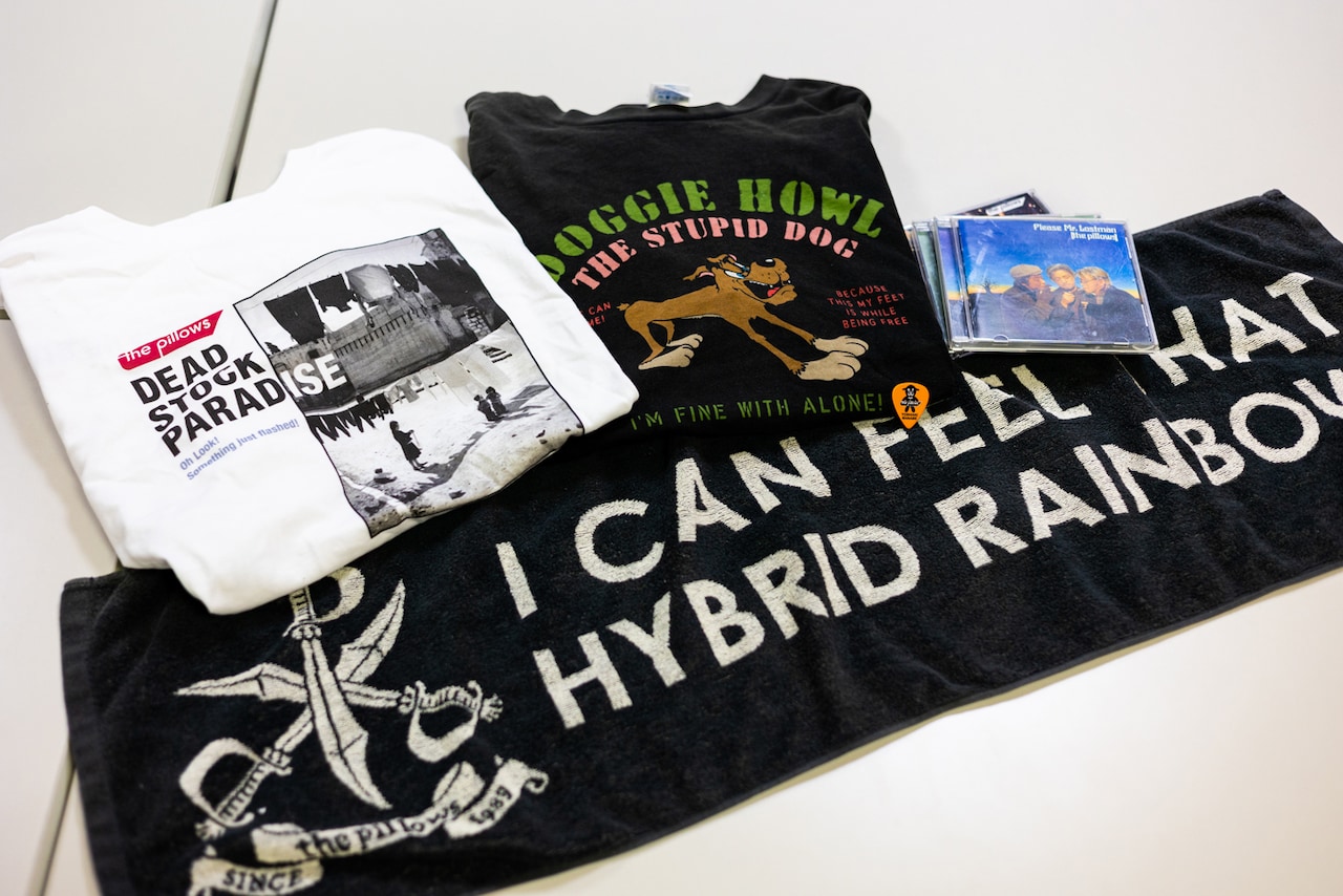 永見が持参した、the pillowsにまつわるグッズやCD。