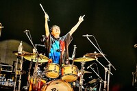 高村佳秀（Dr）（撮影：浜野カズシ）