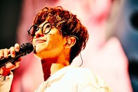 田邊駿一（Vo, G）（撮影：浜野カズシ）