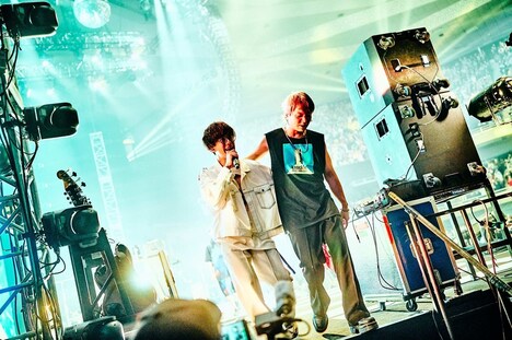 田邊駿一（Vo, G）と辻村勇太（B）。（撮影：浜野カズシ）