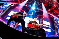 辻村勇太（B）と江口雄也（G）。（撮影：浜野カズシ）