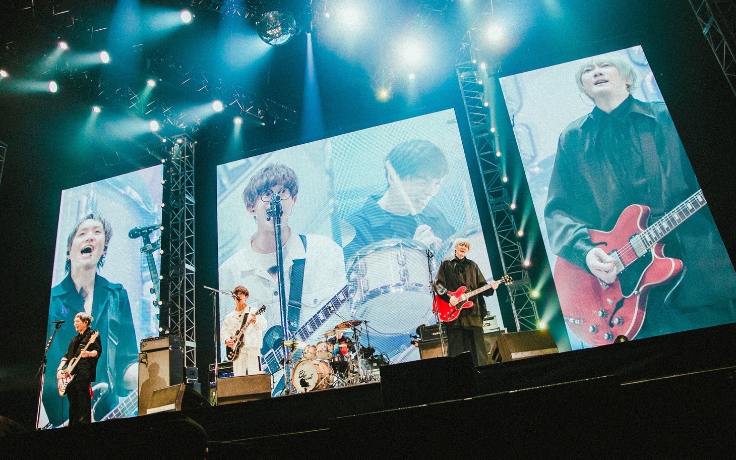 「BLUE ENCOUNT TOUR 2022-2023 ～knockin' on the new door～THE FINAL」の様子。（撮影：ヤマダマサヒロ）