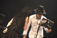 打ち合わせする森嶋あんりとYOSHIHIRO（Alternation of Generations）。