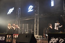 左から奥ゆい、天羽希純、十味。森嶋あんりとYOSHIHIRO（Alternation of Generations）の打ち合わせを見守っている。