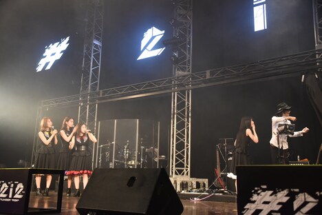 左から奥ゆい、天羽希純、十味。森嶋あんりとYOSHIHIRO（Alternation of Generations）の打ち合わせを見守っている。