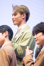 DXTEENのハンドサインをする與那城奨（JO1）。