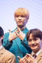 DXTEENのハンドサインをする木村柾哉（INI）。