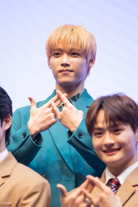 DXTEENのハンドサインをする木村柾哉（INI）。