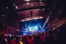 FRUITS ZIPPER「1st LIVE TOUR 2023 -WINTER- ♡BE AT THE HEART♡ -TOUR FINAL-」の様子。（撮影：ヨシモリユウナ）