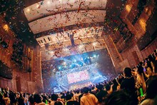 FRUITS ZIPPER「1st LIVE TOUR 2023 -WINTER- ♡BE AT THE HEART♡ -TOUR FINAL-」の様子。（撮影：ヨシモリユウナ）