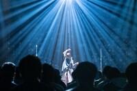 「八木海莉 One-Man Live『polydam』」初日公演の様子。（Photo by Loco Kinoshita）