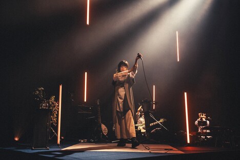 「八木海莉 One-Man Live『polydam』」2日目公演の様子。（Photo by Domu）