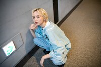 鋭い眼光でこちらを睨む安本彩花。